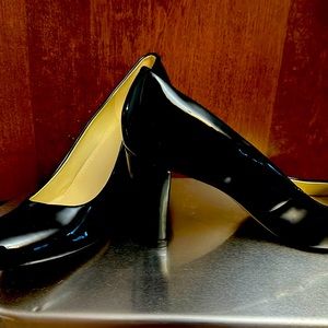 Marc Fisher black patent pumps 11B